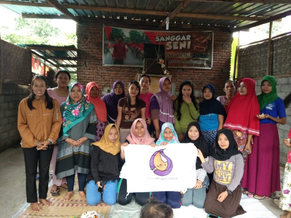 poto bersama perempuan aman Komunitas Masyarakat Adat Montong Baan