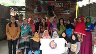 poto bersama perempuan aman Komunitas Masyarakat Adat Montong Baan