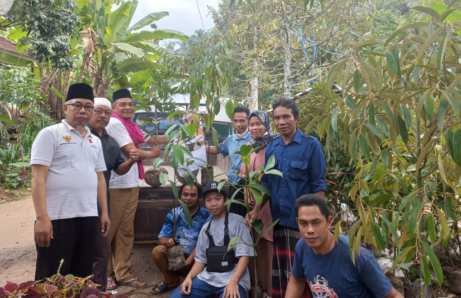 Biro OKK PW AMAN NTB menyerahkan bibit Pohon kepada Komunitas Masyarakat Adat didampingi Pengurus AMAN Lombok Barat.
